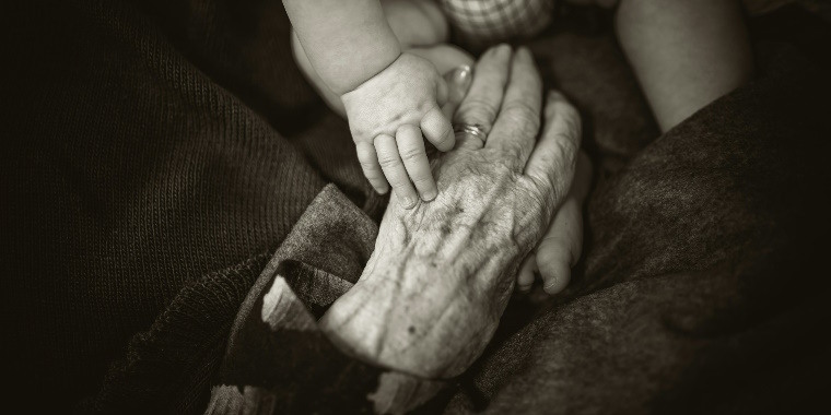La mano di un neonato poggia sulla mano della nonna: scopri con Fidinam & Partners come cambia la ripartizione intercantonale dell’imposta di successione e donazione